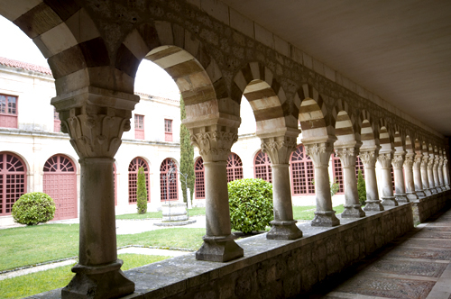 Columnas de la galería este del claustro de Cardeña